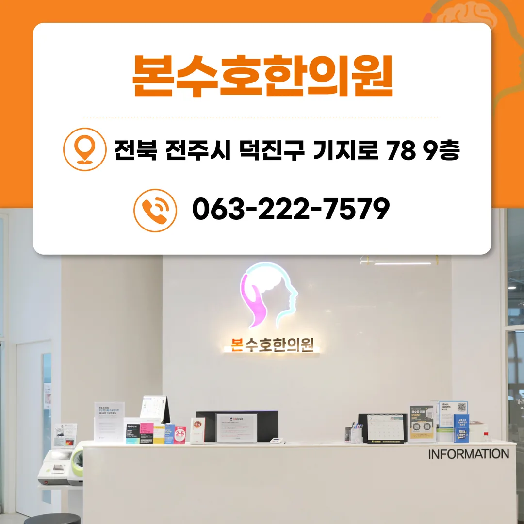 지하주차장에서 엘리베이터로 이동하는 보호자와 아이